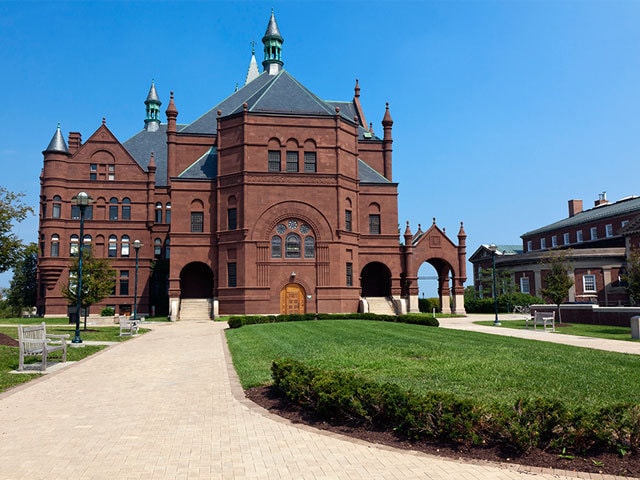 名門シラキュース大学のキャンパスは 有名ホテルや巨大スタジアムも擁する 今日の絶景