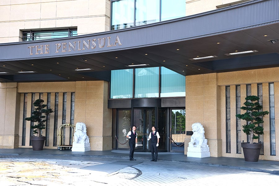 ザ・ペニンシュラホテルズのシンボル、大獅子像が鎮座するメインエントランス。