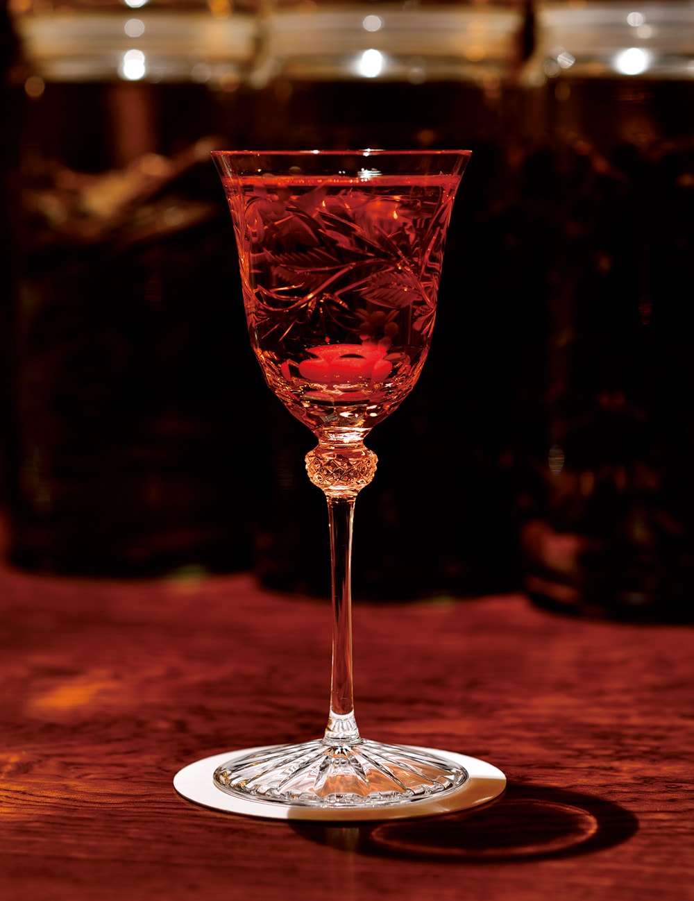 鮮やかな赤は実から抽出された自然な色。喫酒 幾星の“山茱萸のマンハッタン” 1,600円(税込)