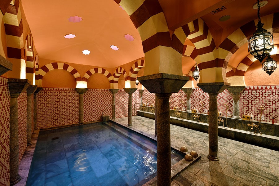 エキゾティックな宮殿風の空間で話題の温泉施設「スパ アルハンブラ」。
