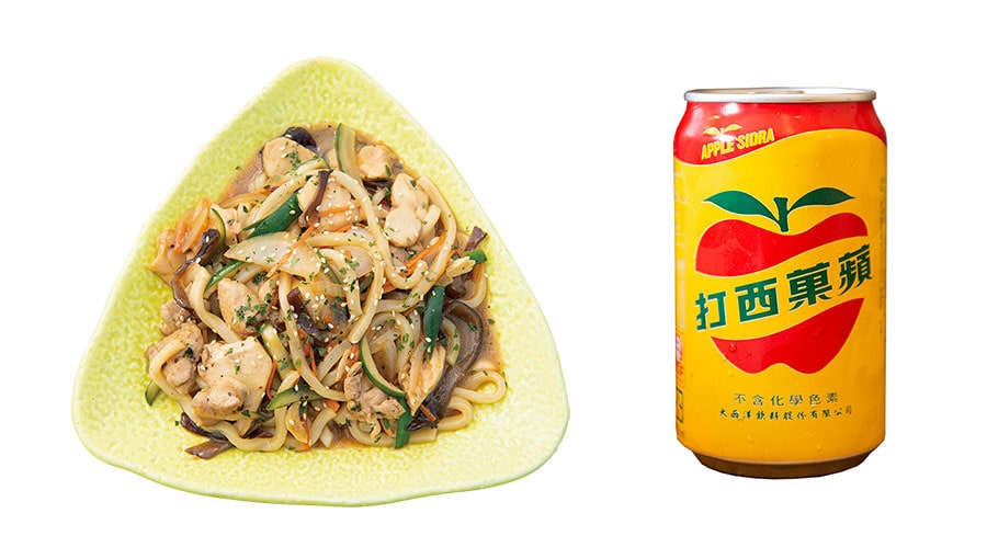 左：雞肉時蔬炒烏龍麺 250元。中華風の味付け。具だくさんの焼うどん。右：アップルサイダー 50元。