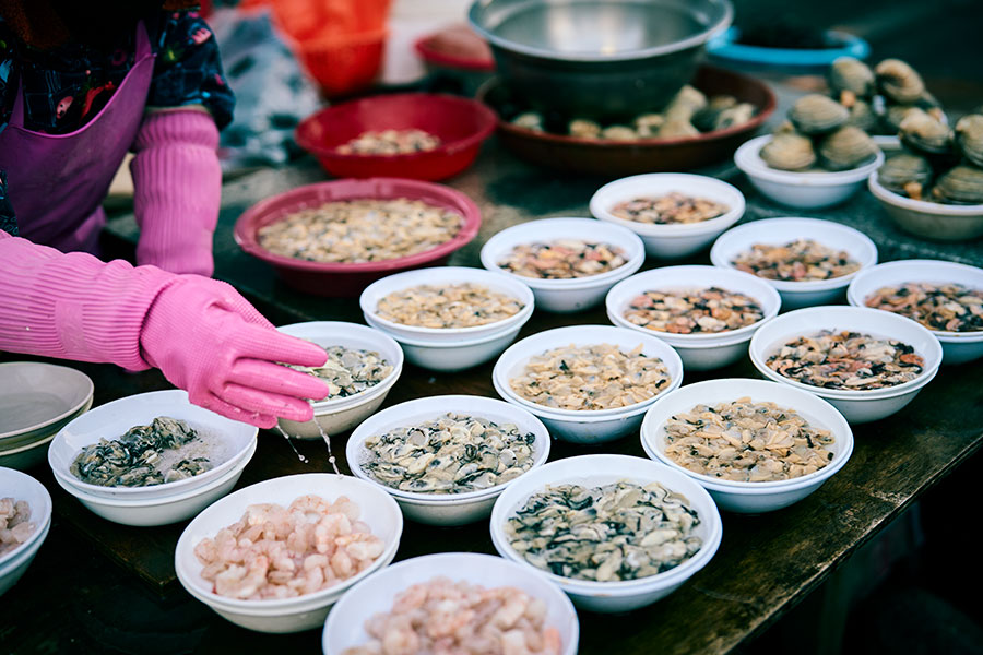 貝類はきれいなむき身で販売／国際市場（クッチェシジャン／국제시장）