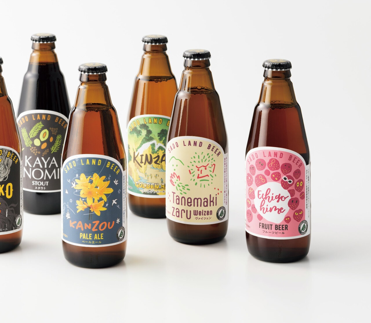 クラフトビール　左から：鬼太鼓（おんでこ）、榧ノ実（かやのみ）、萱草（かんぞう）、金山、種まき猿、越後姫 各350ml 550円／クッチーナ　SADO LAND BEER
