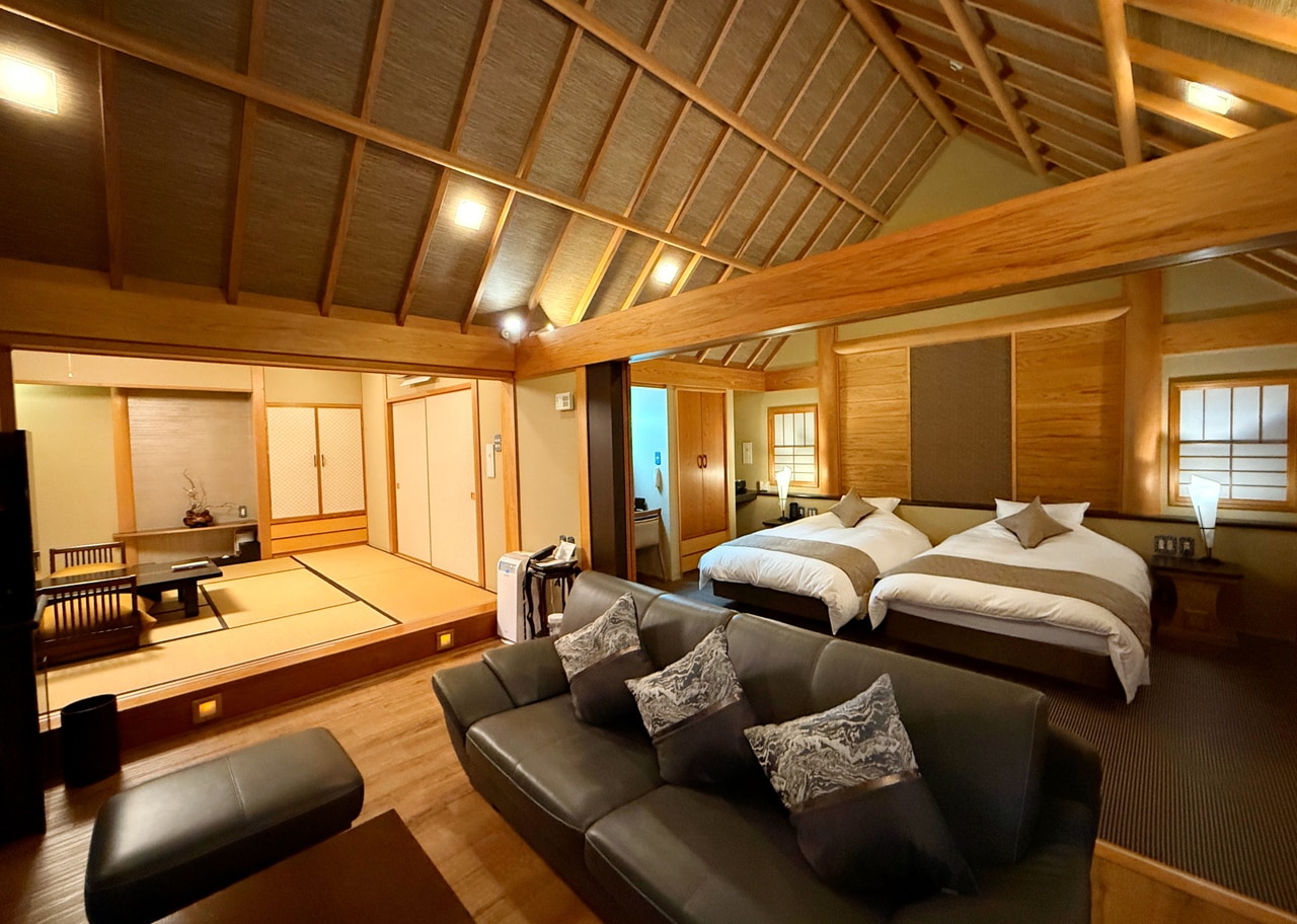 離れのひとつ、「万葉」。和洋室で、バスタブは屋内と屋外の2箇所にある。