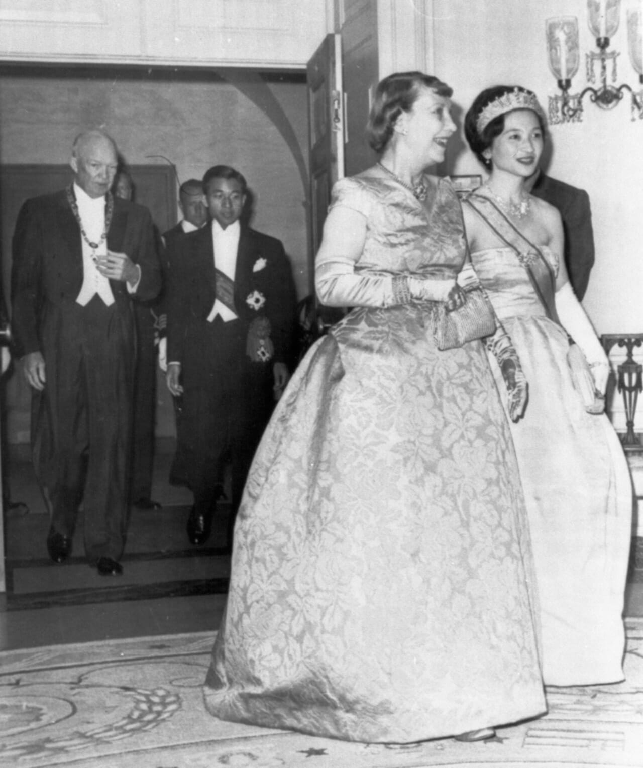 1960年（昭和35年）、皇太子ご夫妻としてアメリカへご訪問。マミー・アイゼンハワー大統領夫人と談笑する美智子さま。