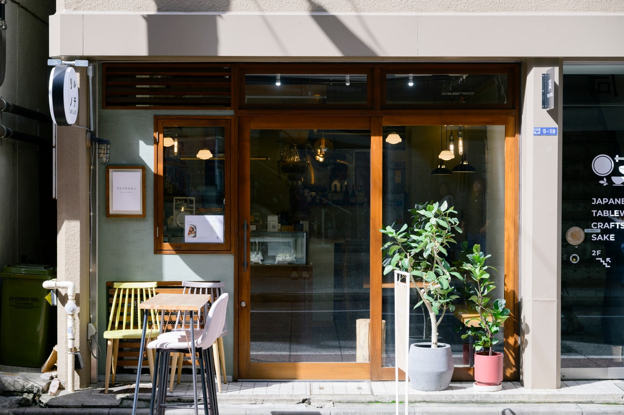 馬喰横山駅A1出口より徒歩すぐの「sankaku」。間借りするこのスペースは、夜はバーとして営業している。