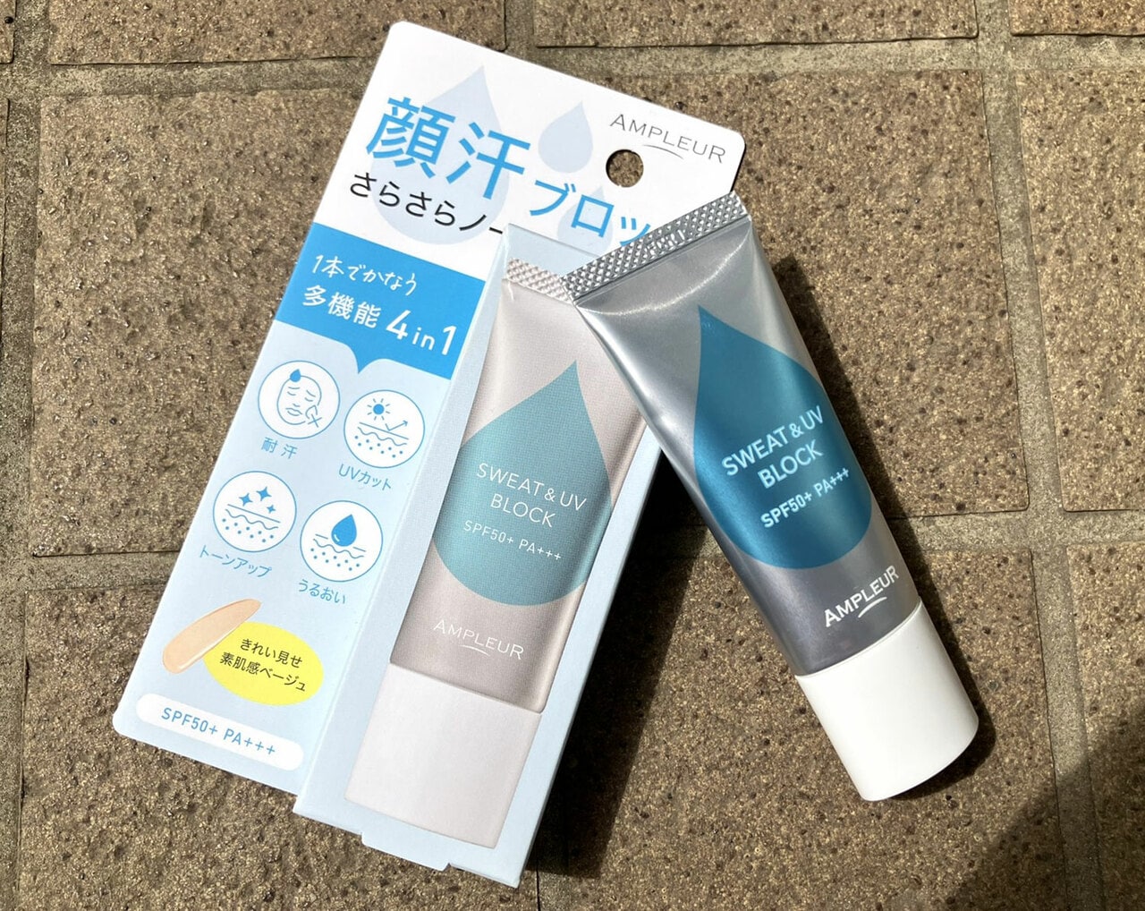 一般的なリキッドファンデーションや硬めの乳液くらいの柔らかさで、伸びもよいので塗りやすい。