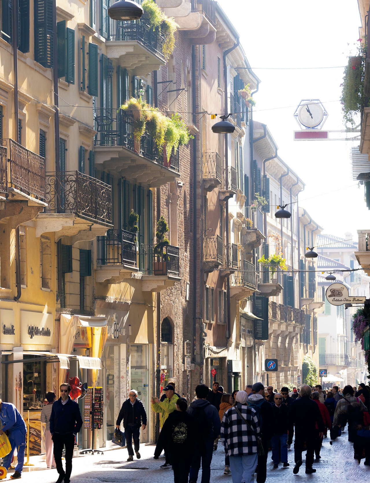 街中に洗練されたブティックが立ち並ぶ。