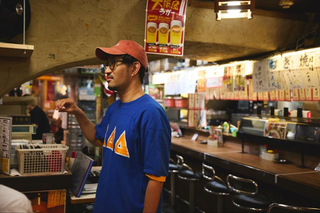 「新梅田食道街」にある「大阪屋」の店主・長瀬雄一郎さん。お笑いコンビ「ザ・ぼんち」おさむ師匠のご子息。