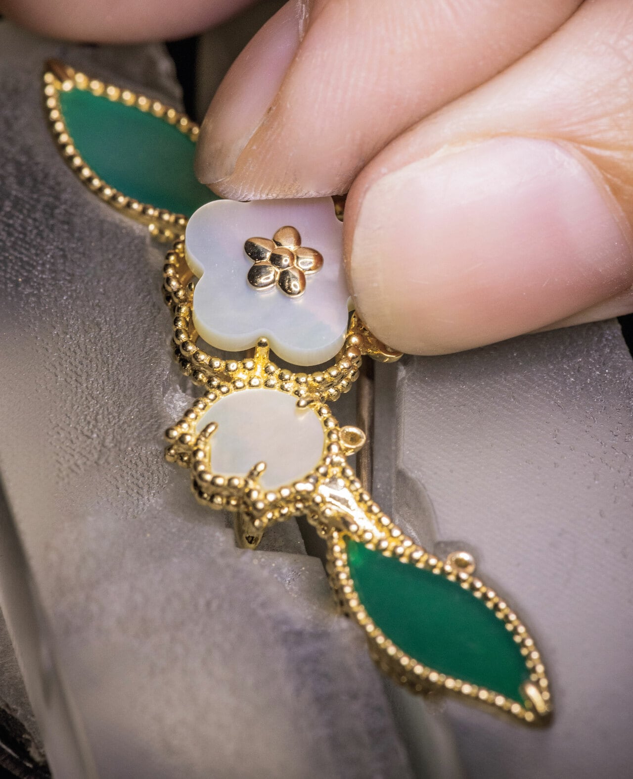 クリップにホワイトMOPのモチーフを配置。厳選されたホワイトMOPの輝きは稀有な光沢を湛え、光を受けて繊細な煌めきを放つ。