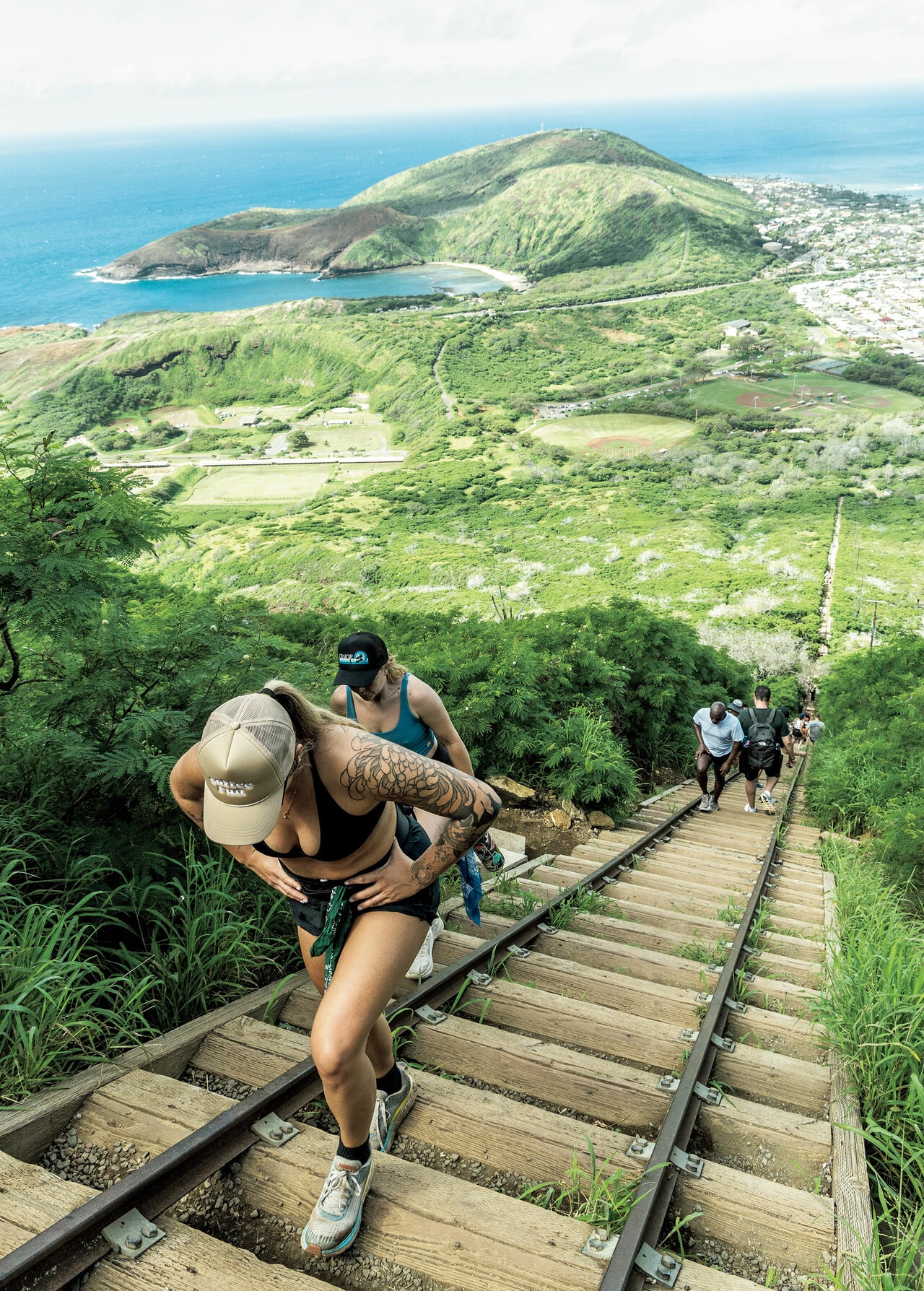Koko Crater Tramway（ココ クレーター トラムウェイ）。振り返ると絶景が！