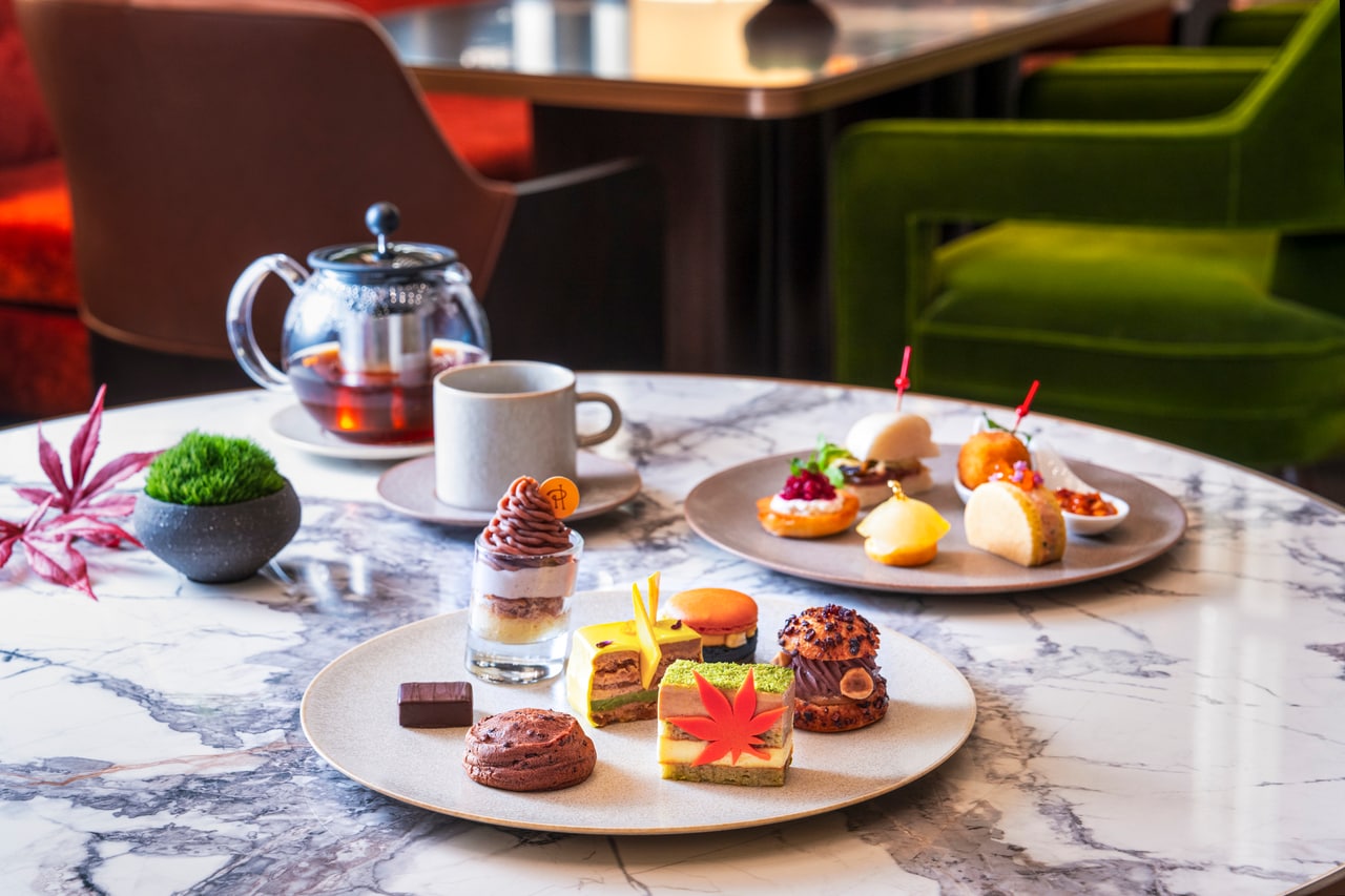 「Pierre Hermé Paris Autumn Afternoon Tea」のイメージ。1名7,500円、グラスシャンパン付1名10,500円、 ピエール・エルメ・パリ マカロン6個入りギフト ボックス付1名11,000円(すべて税・サ込)。前日12:00までに要予約。