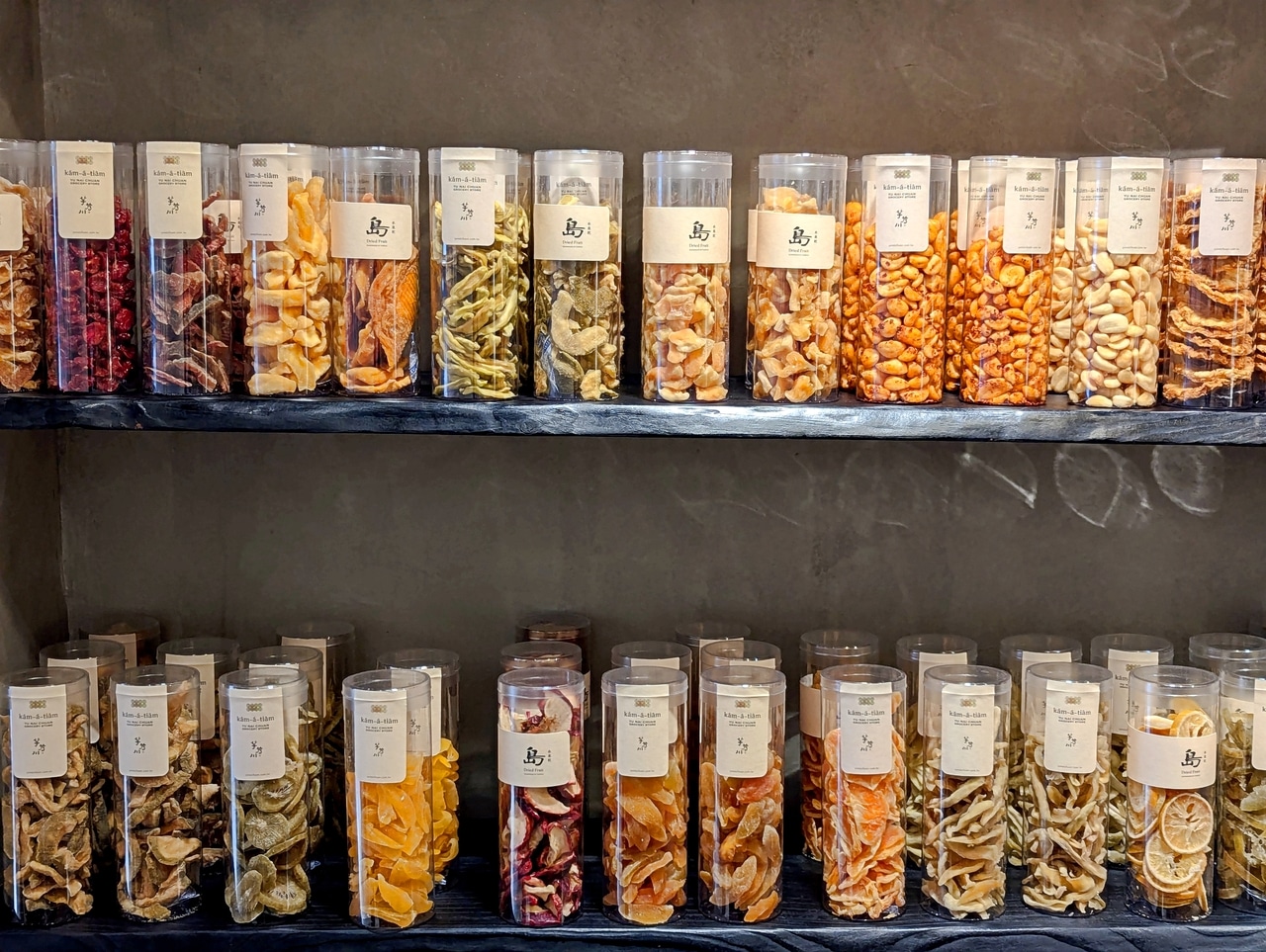 「芋乃川」（所在地：麗水街9巷1號之3）のドライフルーツ。小規模農家から仕入れた台湾産フルーツを低温ローストしたもの。