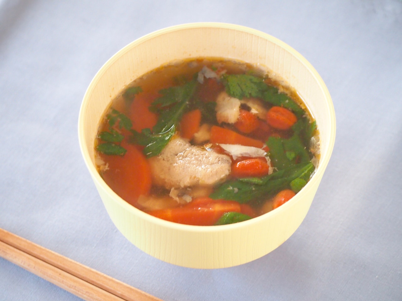 鯖とクコの実の味噌汁。