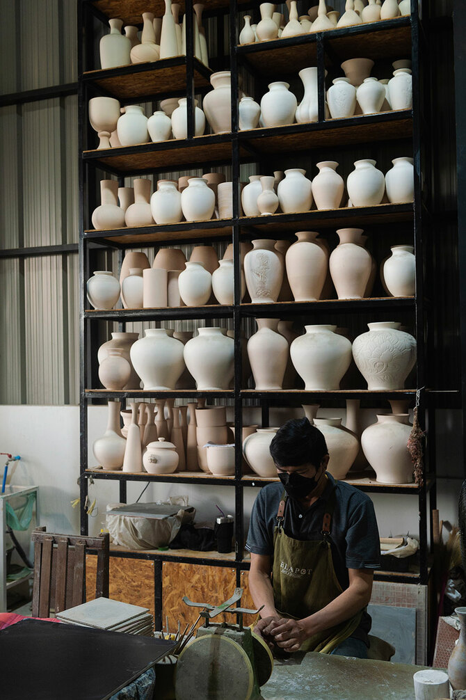 タイのハンドクラフトをたずねて進化した青磁「セラポット」の