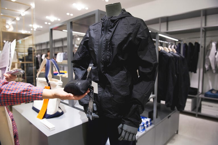 THE MONSTER SPEC　“POCKETABLE PARKA” 19,500円。マネキンが着ているパーカーが、手のひらサイズの袋にすっぽり入っちゃうんです！