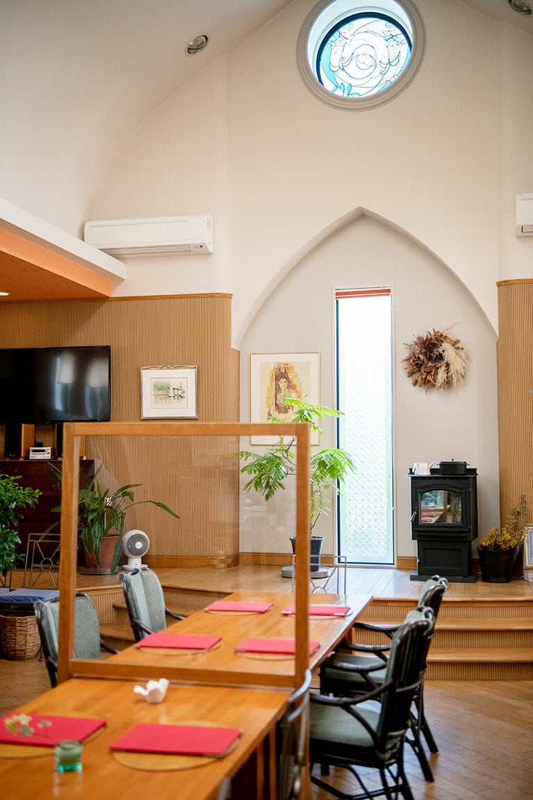 もとは教会だった建物をリニューアルしてショップ＆レストランに。店内には厳かな雰囲気があり、その名残を感じる。