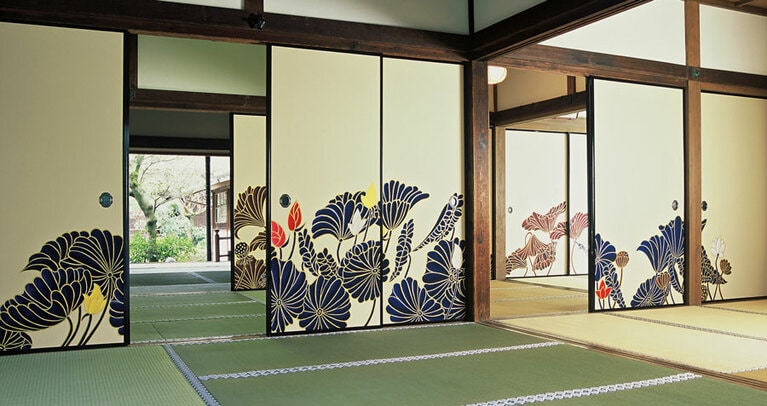 客殿の役割を果たす建物･華頂殿の襖絵。現実世界にはない青い蓮が浄土へと誘う《極楽浄土》。