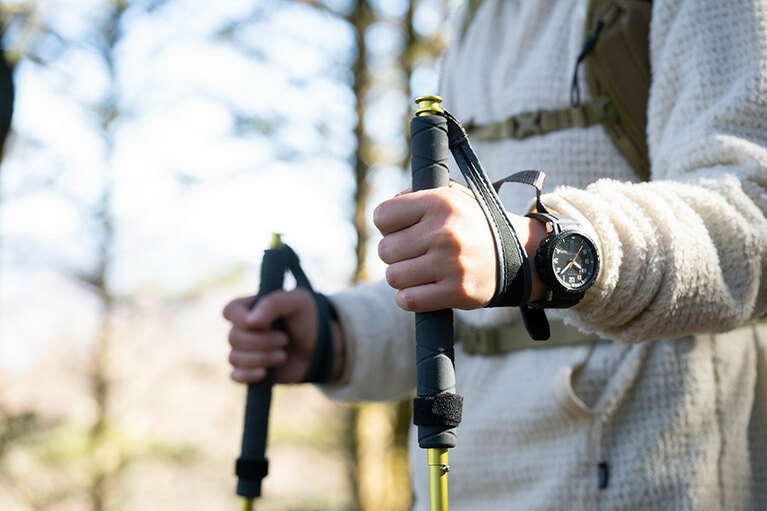 モンベルのトレッキングポールで足元をサポート。「軽くて操作性が抜群！　鮮やかなイエローもかわいい」（平野）トレッキングポール7,040円／1本（モンベル）、時計59,400円／プロトレック (カシオ計算機)。