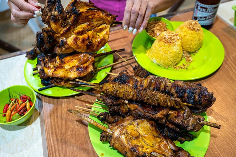 チキン イナサルは手づかみで食べる。©Kazuki Kei Kiyosawa