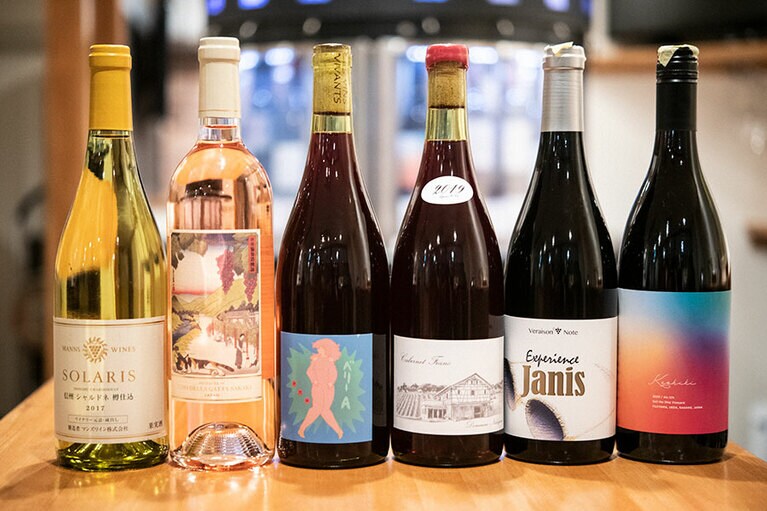 小諸の「マンズワイン」の“SOLALIS 信州 シャルドネ樽仕込み 2017” 250/20mLなどの高級ラインも。