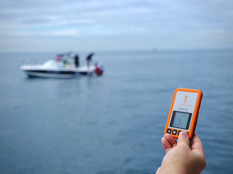 海上のデモンストレーションでは実際に発信機を持った遭難者を探索し救助した。