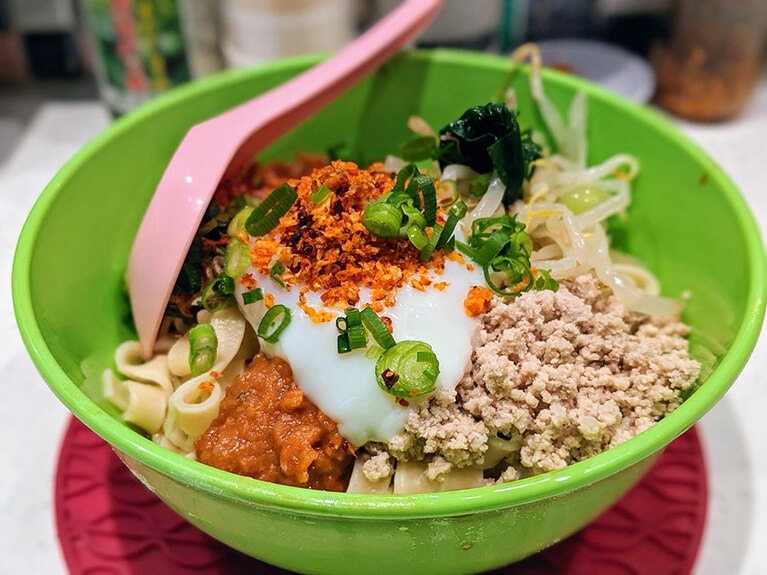 看板メニュー「オリジナル・ジャパンミー」(600円、小サイズ)。好みの太さの麺を選ぶことができ、もちもち食感重視なら中太麺がおすすめ。