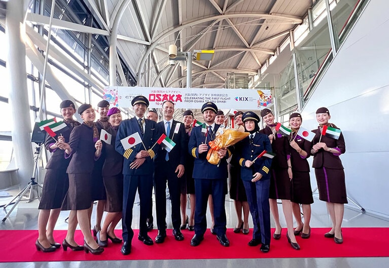 関西からアブダビへの初便のクルーの皆さんとアントノアルド・ネベス氏。3人のパイロットのうちの1人は女性！