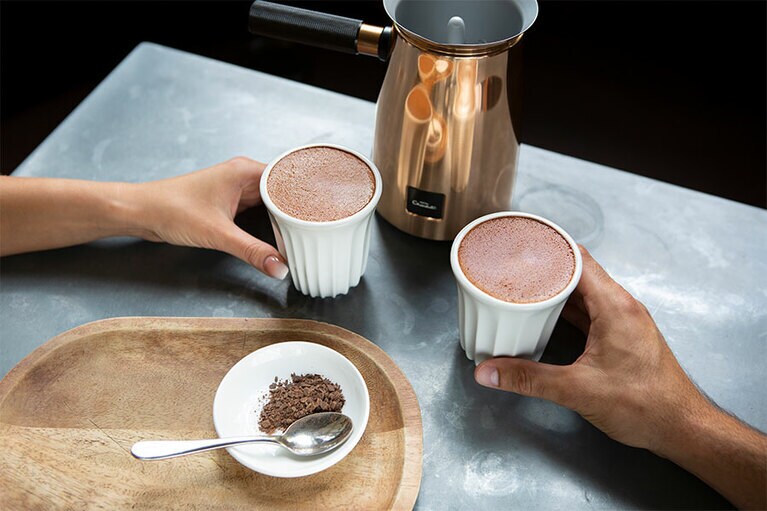 濃厚なチョコレートドリンクがおうちでも簡単にできるドリンクメーカーがイギリス発のカカオブランド、ホテルショコラから発売。