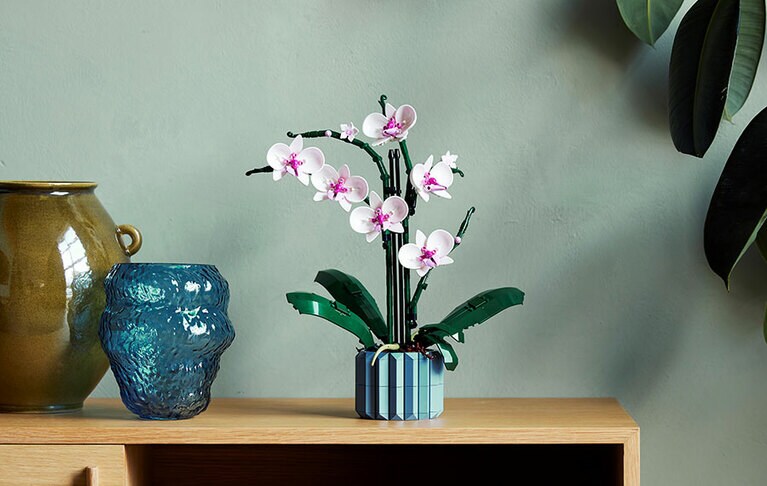 「レゴ 胡蝶蘭」サイズ(完成時)：高さ 約39cm、幅 約30cm、奥行 約24cm。