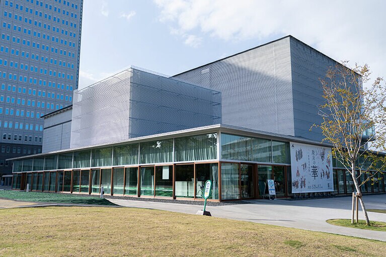 1階がガラス張りのモダンな造り。