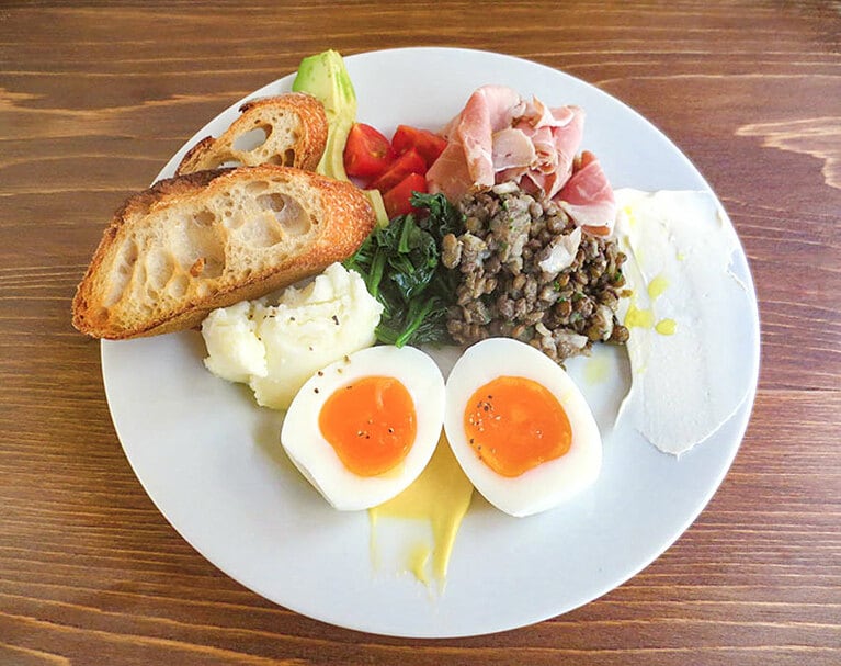 モーニングメニュー「ワンプレートモーニング」1,100円。ゆで卵と自家製マヨネーズを添えた「ウフマヨ」やレンズ豆のサラダなど盛りだくさん。