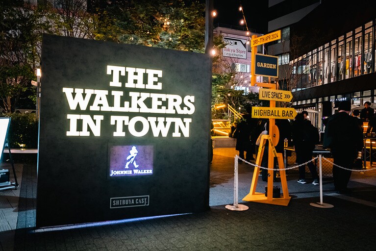 道行く人も思わず気になる、明治通り沿いの会場。