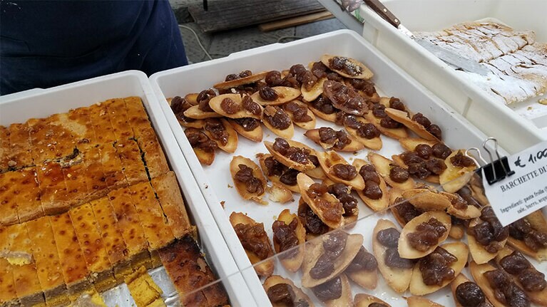 マロングラッセのミニタルトとリコッタチーズと栗のケーキ。