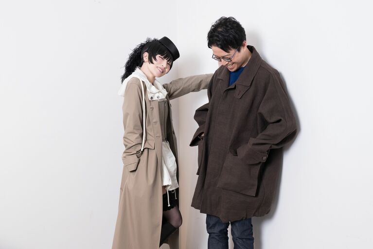 初めての対談となった椎名林檎さん（左）と成田悠輔さん　©文藝春秋