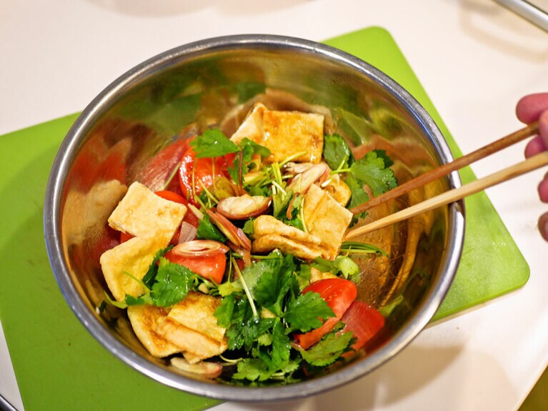 ボウルに油揚げと野菜類、【A】(オリーブ油：小さじ2と1/2、ポン酢醤油：大さじ1)を入れて、全体をよく和えましょう。