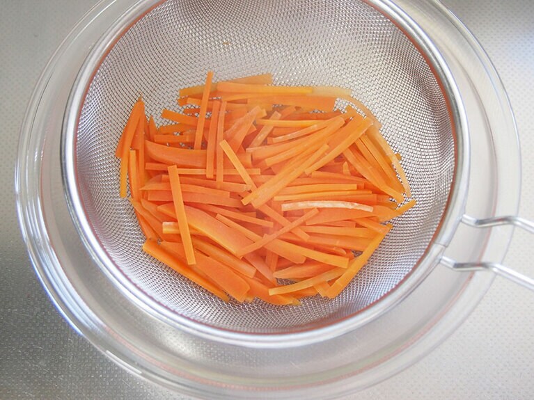 (3) 好みの固さになったら、湯から引き上げます。水で洗ってしまうと人参が水っぽくなってしまうので注意しましょう。