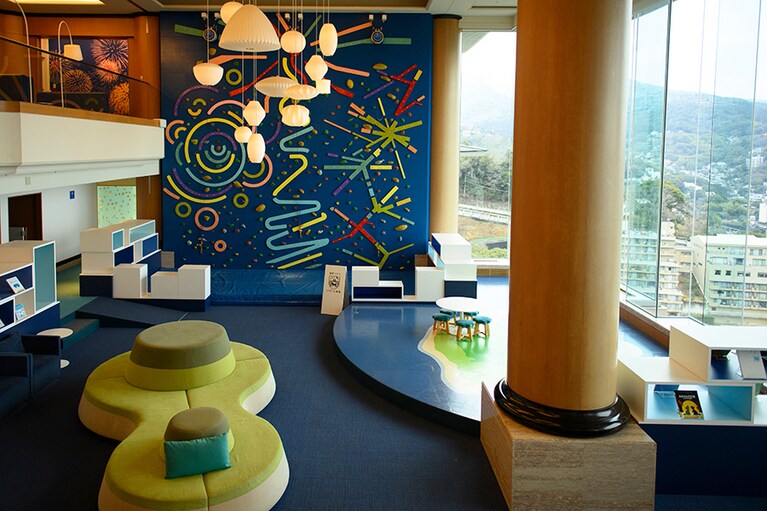 クライミングウォール「親子の北壁」は熱海の花火をイメージ。窓からの絶景も楽しめる。