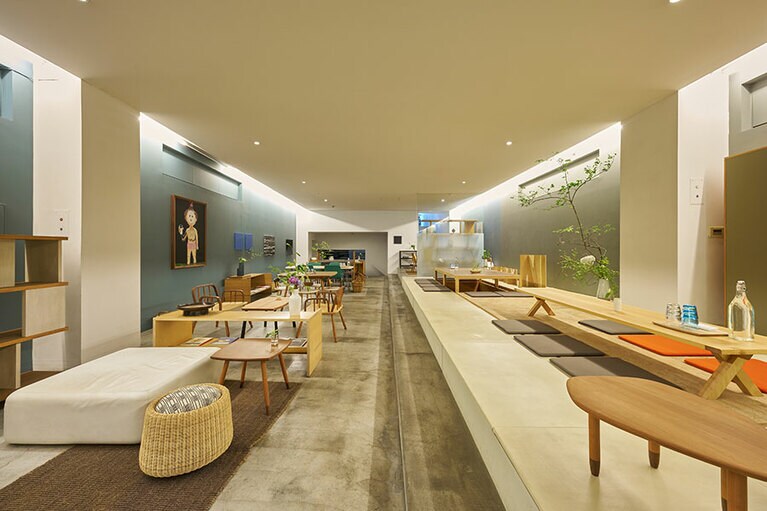 スフェラのインテリア製品で構成された明るいカフェスペース。