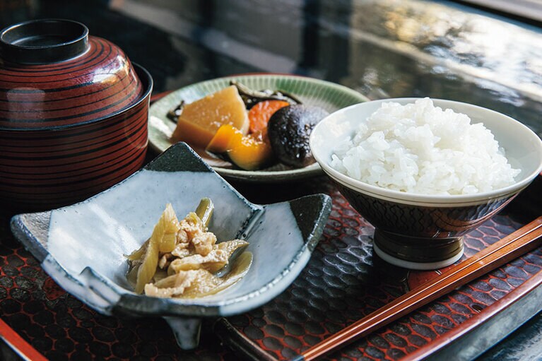 濃厚な味と香ばしさ！　源泉で炊いたごはんも、こっくり甘くやさしいおかずも自家製。写真はほんの一部。（壁湯天然洞窟温泉 旅館 福元屋　大分）