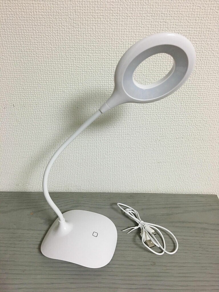 ダイソーのライト(330円)。乾電池またはUSBで使います。明るさは3段階。ネック部分を自由に動かせるので、いろんな使い方ができます。