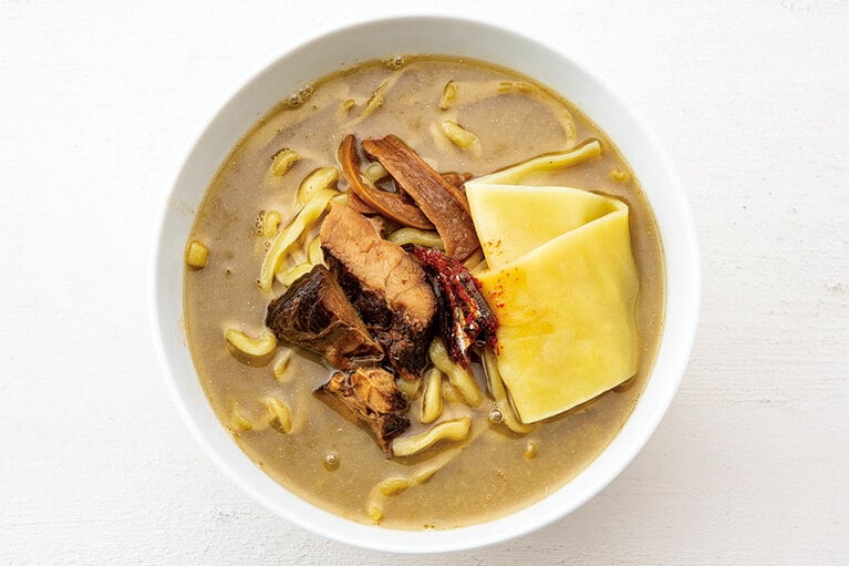 とにかく濃厚。幅広麵入りなのも嬉しい。すごい煮干ラーメン〈2食(生麺150g＋いったん麺3枚、具入りスープ、鰮唐華タレ各2)〉2,480円(送料込)。