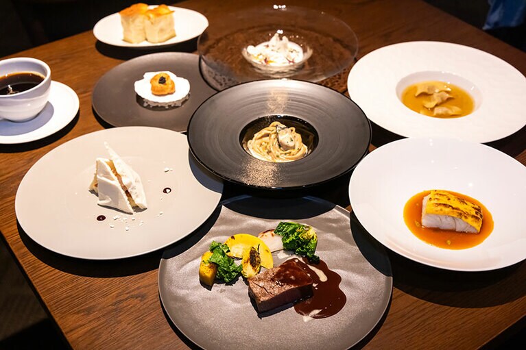ディナー「Ricordo」コース／8,800円。ナッツをまぶして焼き上げた スズキのロースや黒毛和牛特選部位のグリなど8品のコース。※コース内容は1～2カ月で変動。