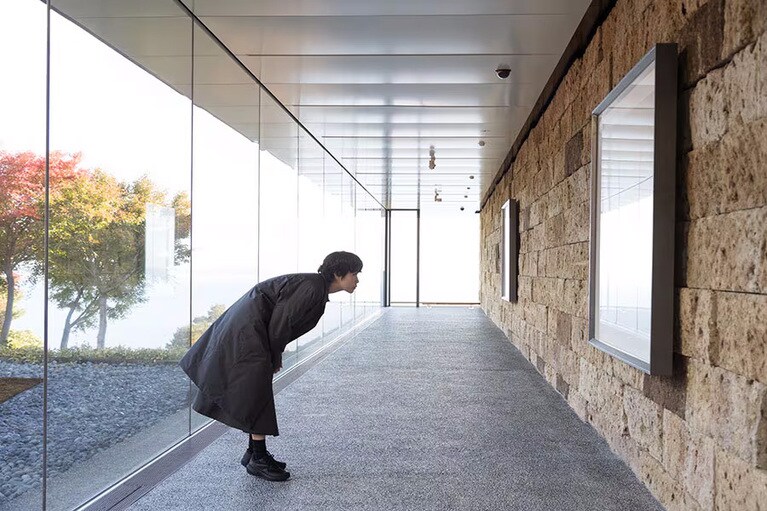 ギャラリー内のようす。日本やイタリア、ギリシャなど世界各地の水平線の写真が並ぶ。