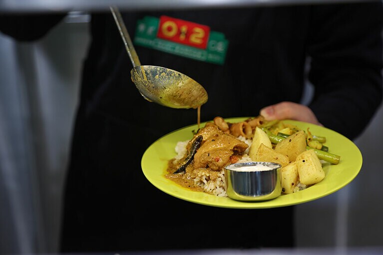 会計はサンドイッチチェーン「サブウェイ」と同じスタイル。料理が全て盛られたら、会計を済ませ、プレートを受け取って席に着く。