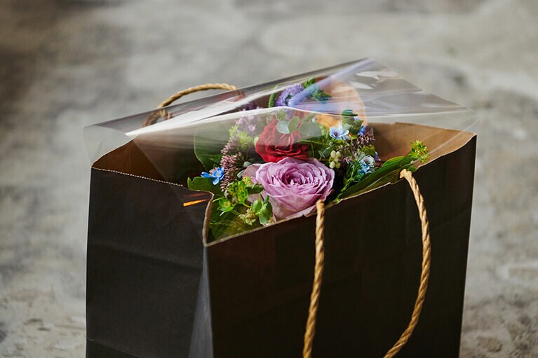 雨カバーで大気中の汚れや雑菌から花をケア。