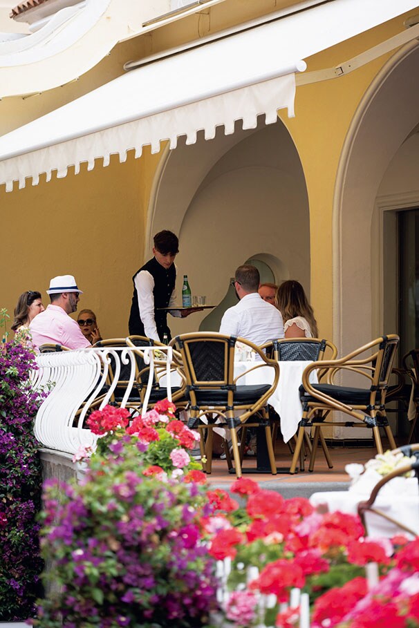 アナカプリにて。目抜き通りのカフェで、のんびりひと休み。