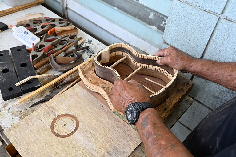 木型はウクレレのサイズ、工程ごとに制作。アパートの通路も作業場の一つ。