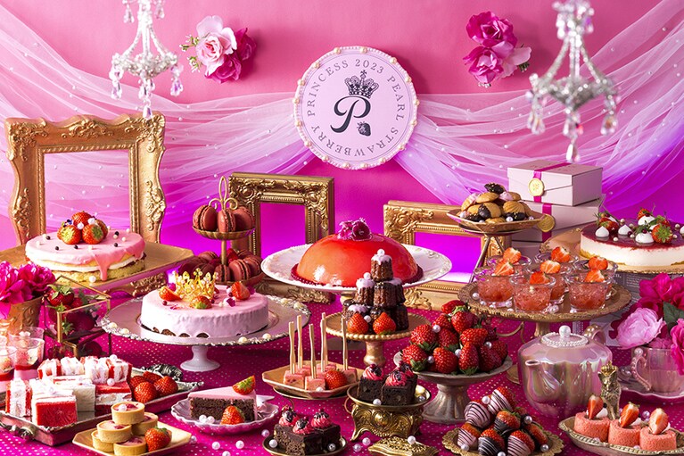 「PEARL STRAWBERRY PRINCESS」シーズン1“グラマラス・プリンセス”のイメージ。平日/大人 6,000円・小学生 3,500円・幼児(4～6歳) 2,200円、土・日曜日、祝日/大人 6,500円・小学生 3,500円・幼児(4～6歳) 2,200円(※3歳以下無料。すべて税・サ込)。