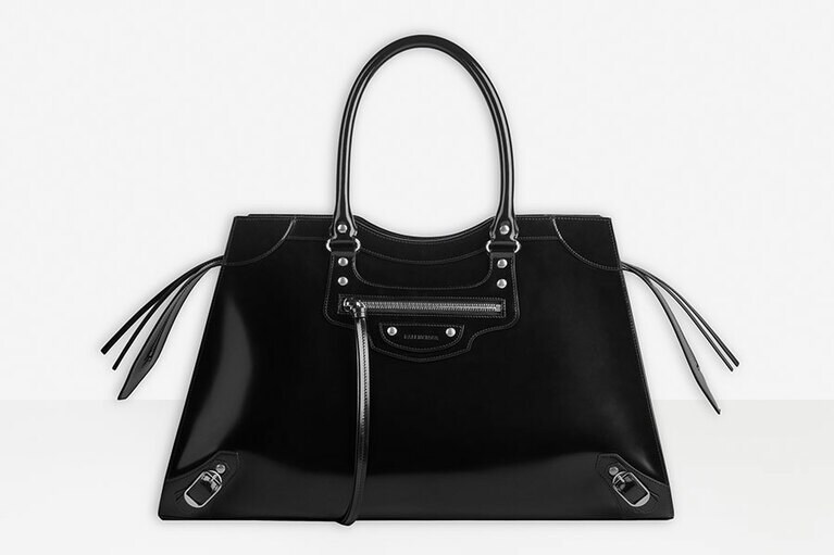 「ネオ クラシック シティ L」BLACK(スパッツォラートレザー／エイジドシルバースタッズ)〈H32×W54×D23cm〉290,000円／バレンシアガ(バレンシアガ クライアントサービス)